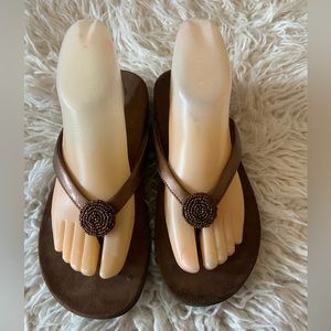 VIONIC BROWN LEATHER FLIP FLOPS SIZE 8 EUC